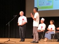 ▲兵庫県のベスト育児制度賞「明石市のあかし里親100％プロジェクト」を表彰。明石市・泉市長(当時）と